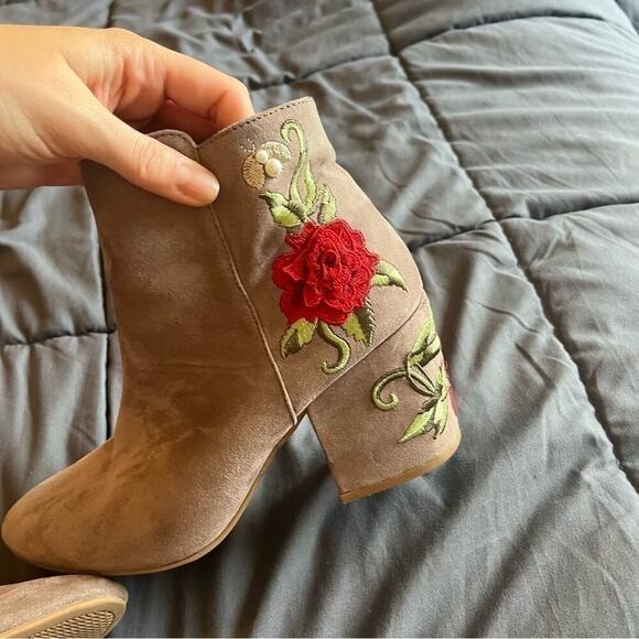 Qupid cream faux suede embroidered rose ankle heel boots - Picture 7 of 10